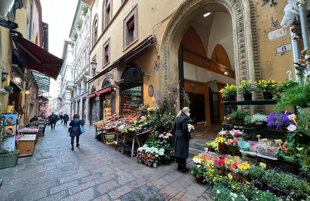 Accanto Alla Piazza-1